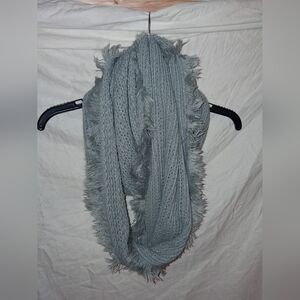 QElegant Gray Fringed Scarf